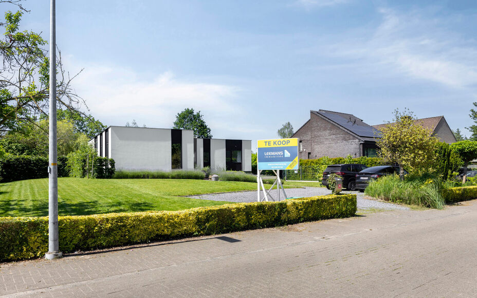 Leemans Immobiliën vous propose ce bungalow moderne et rénové, situé sur un magnifique terrain de 29 ares. Ce bien unique bénéficie d'un emplacement privilégié et très recherché, avec une vue apaisante sur la campagne environnante. Grâce à sa 