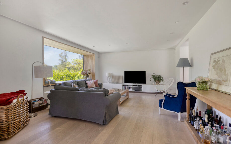Leemans Immobiliën vous propose ce bungalow moderne et rénové, situé sur un magnifique terrain de 29 ares. Ce bien unique bénéficie d'un emplacement privilégié et très recherché, avec une vue apaisante sur la campagne environnante. Grâce à sa 