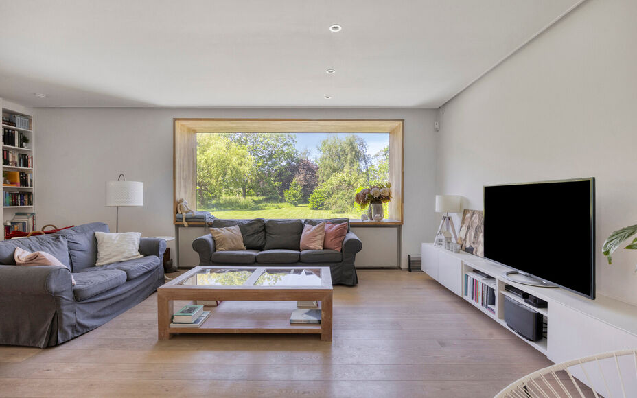Leemans Immobiliën vous propose ce bungalow moderne et rénové, situé sur un magnifique terrain de 29 ares. Ce bien unique bénéficie d'un emplacement privilégié et très recherché, avec une vue apaisante sur la campagne environnante. Grâce à sa 