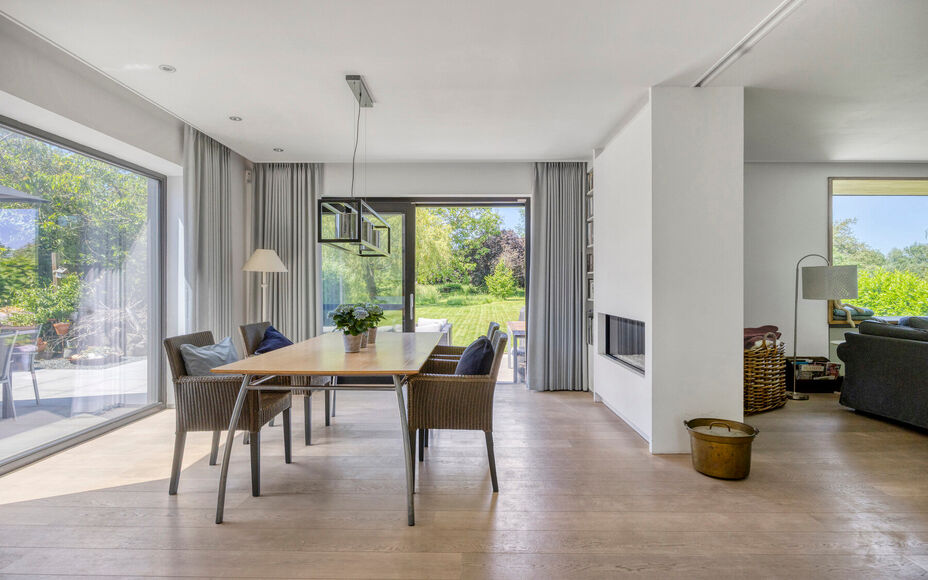 Leemans Immobiliën vous propose ce bungalow moderne et rénové, situé sur un magnifique terrain de 29 ares. Ce bien unique bénéficie d'un emplacement privilégié et très recherché, avec une vue apaisante sur la campagne environnante. Grâce à sa 