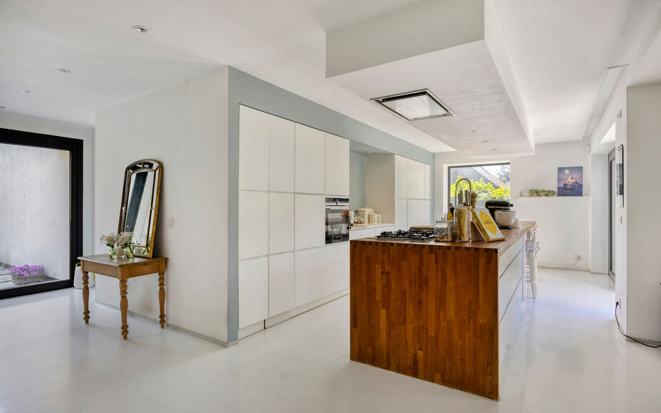 Leemans Immobiliën vous propose ce bungalow moderne et rénové, situé sur un magnifique terrain de 29 ares. Ce bien unique bénéficie d'un emplacement privilégié et très recherché, avec une vue apaisante sur la campagne environnante. Grâce à sa 