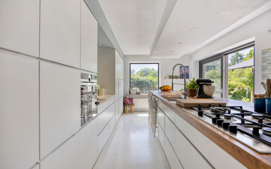 Leemans Immobiliën vous propose ce bungalow moderne et rénové, situé sur un magnifique terrain de 29 ares. Ce bien unique bénéficie d'un emplacement privilégié et très recherché, avec une vue apaisante sur la campagne environnante. Grâce à sa 