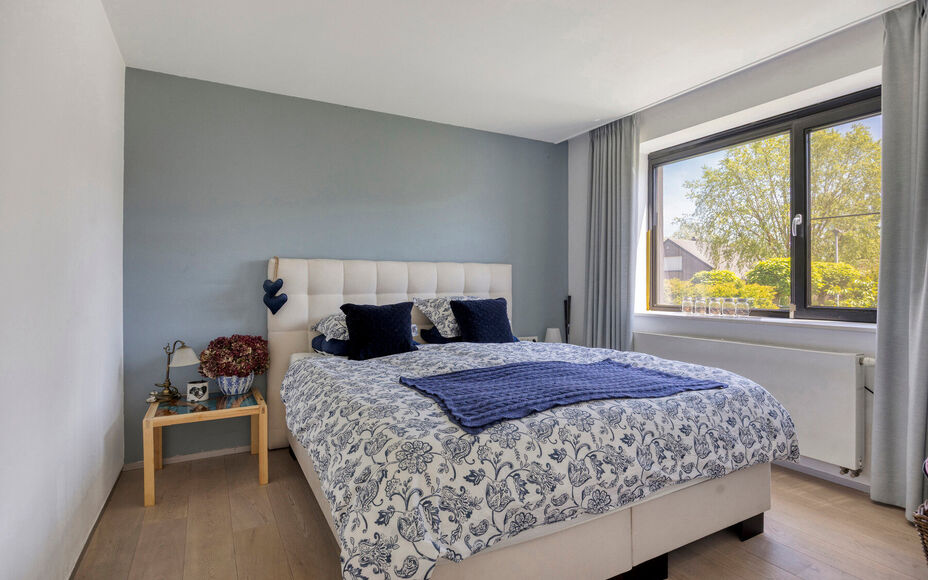 Leemans Immobiliën vous propose ce bungalow moderne et rénové, situé sur un magnifique terrain de 29 ares. Ce bien unique bénéficie d'un emplacement privilégié et très recherché, avec une vue apaisante sur la campagne environnante. Grâce à sa 