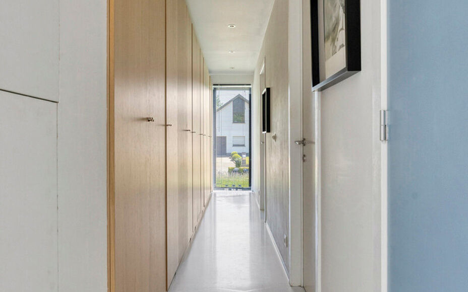 Leemans Immobiliën vous propose ce bungalow moderne et rénové, situé sur un magnifique terrain de 29 ares. Ce bien unique bénéficie d'un emplacement privilégié et très recherché, avec une vue apaisante sur la campagne environnante. Grâce à sa 
