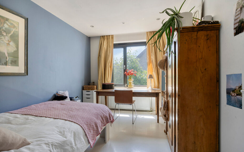Leemans Immobiliën vous propose ce bungalow moderne et rénové, situé sur un magnifique terrain de 29 ares. Ce bien unique bénéficie d'un emplacement privilégié et très recherché, avec une vue apaisante sur la campagne environnante. Grâce à sa 
