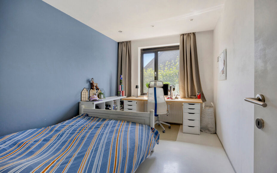 Leemans Immobiliën vous propose ce bungalow moderne et rénové, situé sur un magnifique terrain de 29 ares. Ce bien unique bénéficie d'un emplacement privilégié et très recherché, avec une vue apaisante sur la campagne environnante. Grâce à sa 