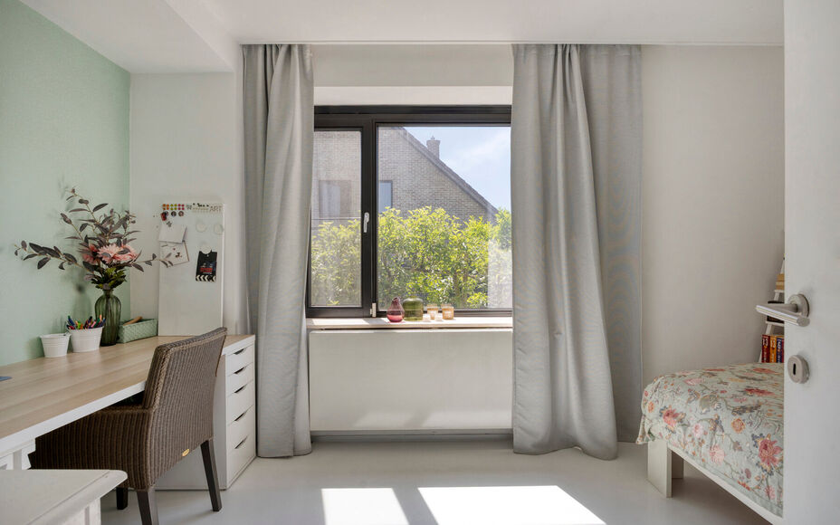 Leemans Immobiliën vous propose ce bungalow moderne et rénové, situé sur un magnifique terrain de 29 ares. Ce bien unique bénéficie d'un emplacement privilégié et très recherché, avec une vue apaisante sur la campagne environnante. Grâce à sa 