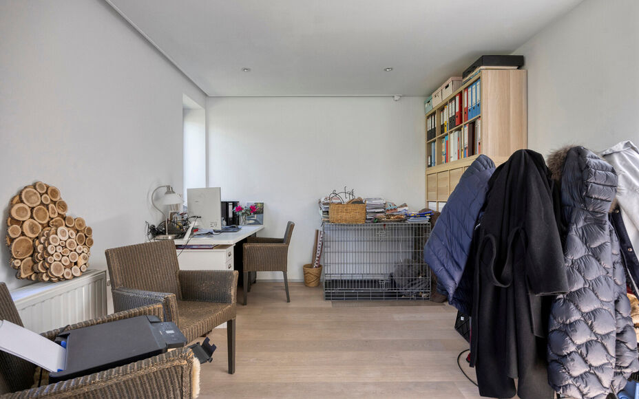 Leemans Immobiliën vous propose ce bungalow moderne et rénové, situé sur un magnifique terrain de 29 ares. Ce bien unique bénéficie d'un emplacement privilégié et très recherché, avec une vue apaisante sur la campagne environnante. Grâce à sa 