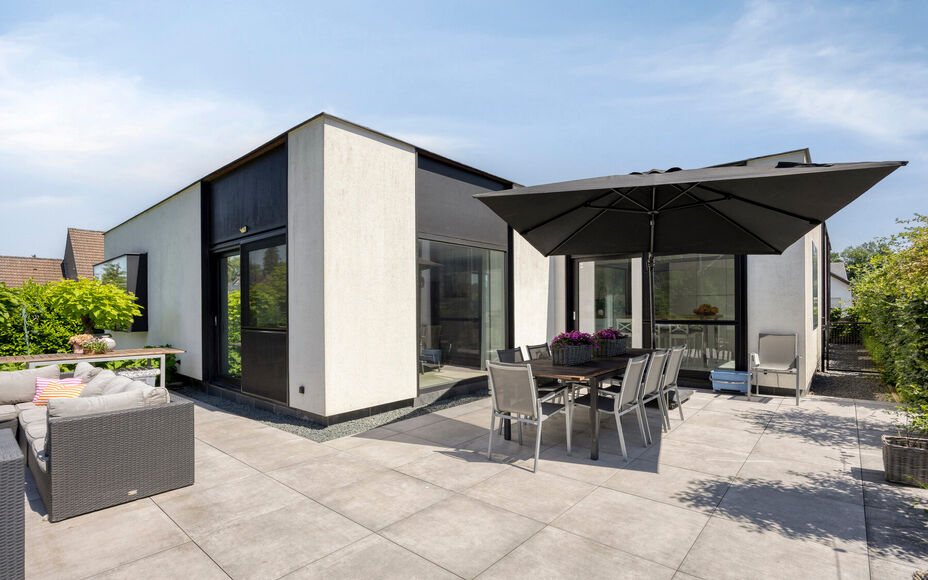 Leemans Immobiliën vous propose ce bungalow moderne et rénové, situé sur un magnifique terrain de 29 ares. Ce bien unique bénéficie d'un emplacement privilégié et très recherché, avec une vue apaisante sur la campagne environnante. Grâce à sa 