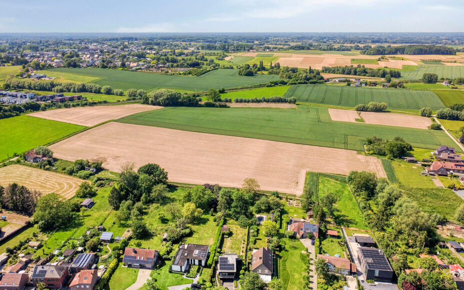 Leemans Immobiliën vous propose ce bungalow moderne et rénové, situé sur un magnifique terrain de 29 ares. Ce bien unique bénéficie d'un emplacement privilégié et très recherché, avec une vue apaisante sur la campagne environnante. Grâce à sa 