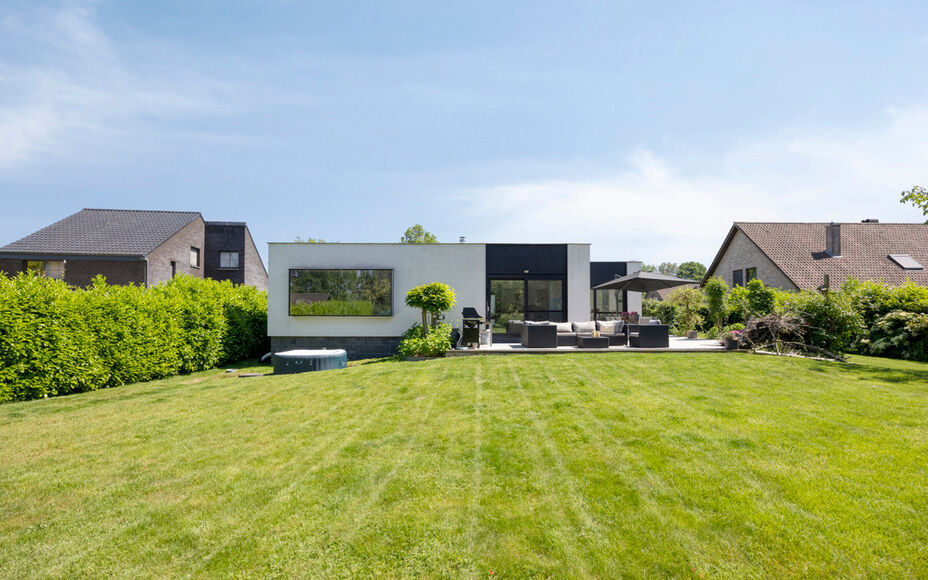 Leemans Immobiliën vous propose ce bungalow moderne et rénové, situé sur un magnifique terrain de 29 ares. Ce bien unique bénéficie d'un emplacement privilégié et très recherché, avec une vue apaisante sur la campagne environnante. Grâce à sa 