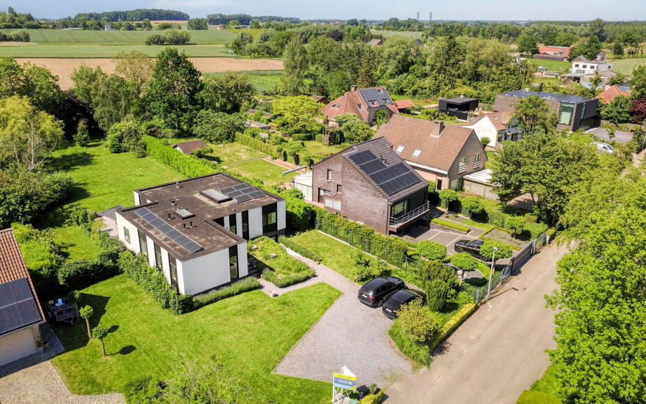 Leemans Immobiliën vous propose ce bungalow moderne et rénové, situé sur un magnifique terrain de 29 ares. Ce bien unique bénéficie d'un emplacement privilégié et très recherché, avec une vue apaisante sur la campagne environnante. Grâce à sa 