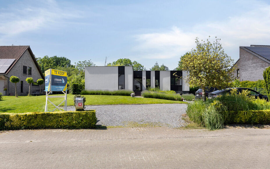 Leemans Immobiliën vous propose ce bungalow moderne et rénové, situé sur un magnifique terrain de 29 ares. Ce bien unique bénéficie d'un emplacement privilégié et très recherché, avec une vue apaisante sur la campagne environnante. Grâce à sa 