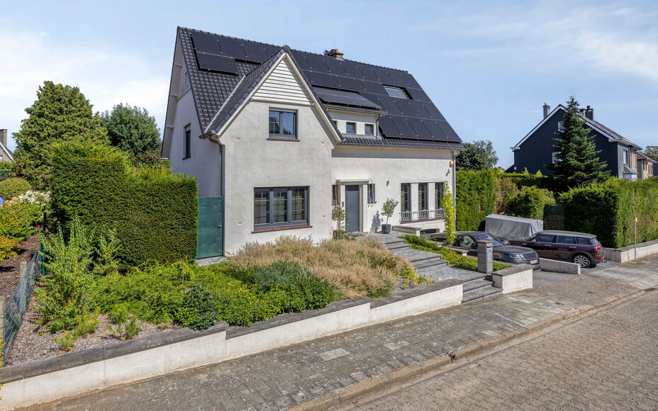 Leemans Immobiliën vous propose cette villa d'exception, aux finitions haut de gamme, idéalement située dans le quartier très prisé de Dilbeek. Ce bien exclusif allie calme et tranquillité résidentielle à une excellente accessibilité. Le centre d