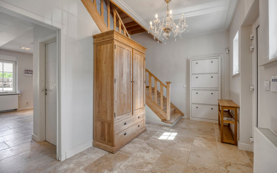 Leemans Immobiliën vous propose cette villa d'exception, aux finitions haut de gamme, idéalement située dans le quartier très prisé de Dilbeek. Ce bien exclusif allie calme et tranquillité résidentielle à une excellente accessibilité. Le centre d