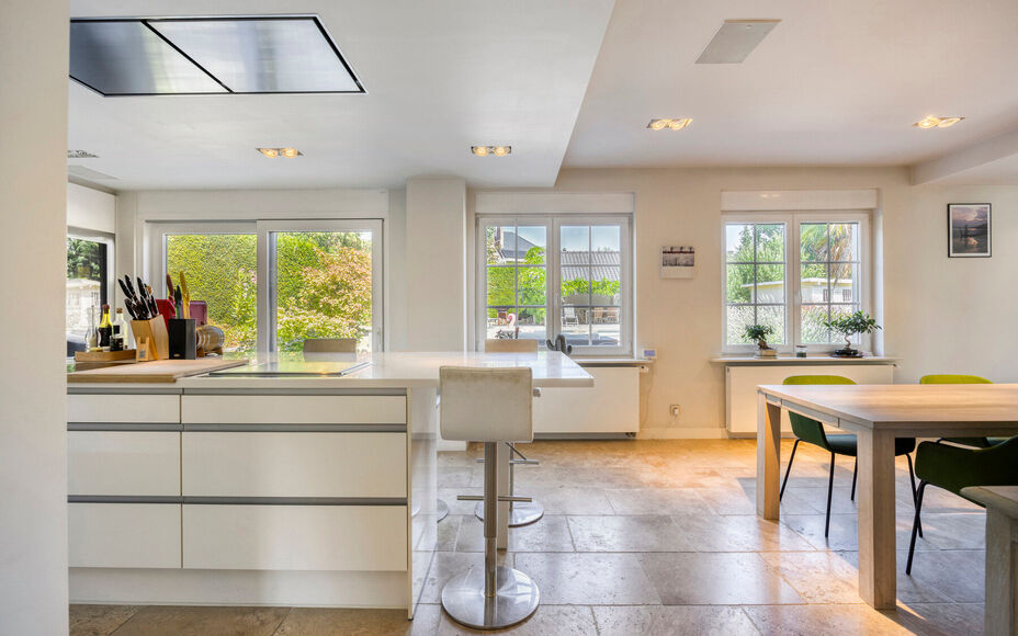 Leemans Immobiliën vous propose cette villa d'exception, aux finitions haut de gamme, idéalement située dans le quartier très prisé de Dilbeek. Ce bien exclusif allie calme et tranquillité résidentielle à une excellente accessibilité. Le centre d
