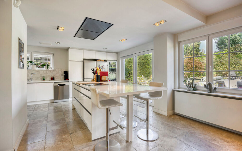Leemans Immobiliën vous propose cette villa d'exception, aux finitions haut de gamme, idéalement située dans le quartier très prisé de Dilbeek. Ce bien exclusif allie calme et tranquillité résidentielle à une excellente accessibilité. Le centre d