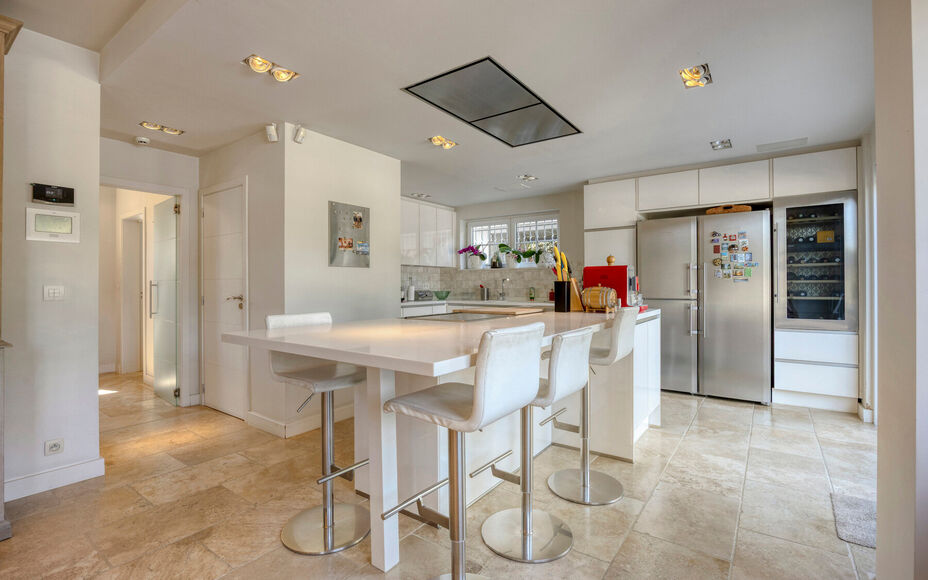 Leemans Immobiliën vous propose cette villa d'exception, aux finitions haut de gamme, idéalement située dans le quartier très prisé de Dilbeek. Ce bien exclusif allie calme et tranquillité résidentielle à une excellente accessibilité. Le centre d