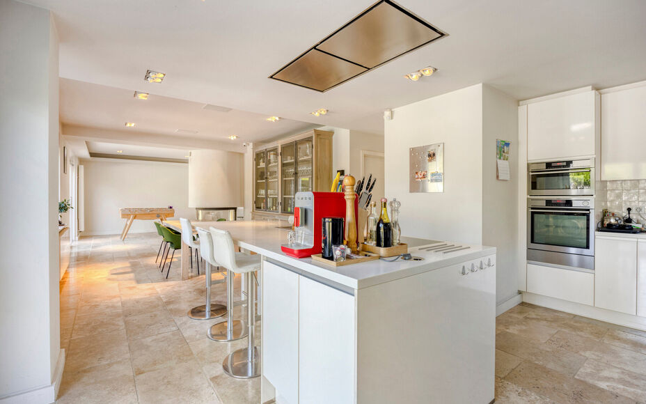 Leemans Immobiliën vous propose cette villa d'exception, aux finitions haut de gamme, idéalement située dans le quartier très prisé de Dilbeek. Ce bien exclusif allie calme et tranquillité résidentielle à une excellente accessibilité. Le centre d