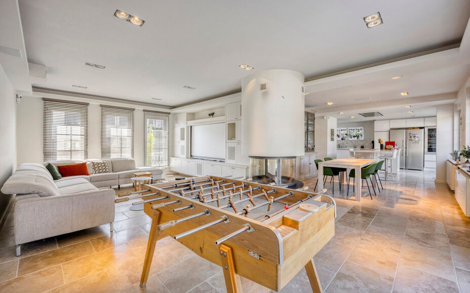 Leemans Immobiliën vous propose cette villa d'exception, aux finitions haut de gamme, idéalement située dans le quartier très prisé de Dilbeek. Ce bien exclusif allie calme et tranquillité résidentielle à une excellente accessibilité. Le centre d