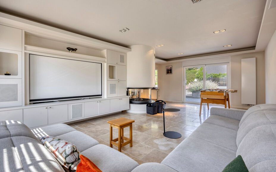 Leemans Immobiliën vous propose cette villa d'exception, aux finitions haut de gamme, idéalement située dans le quartier très prisé de Dilbeek. Ce bien exclusif allie calme et tranquillité résidentielle à une excellente accessibilité. Le centre d
