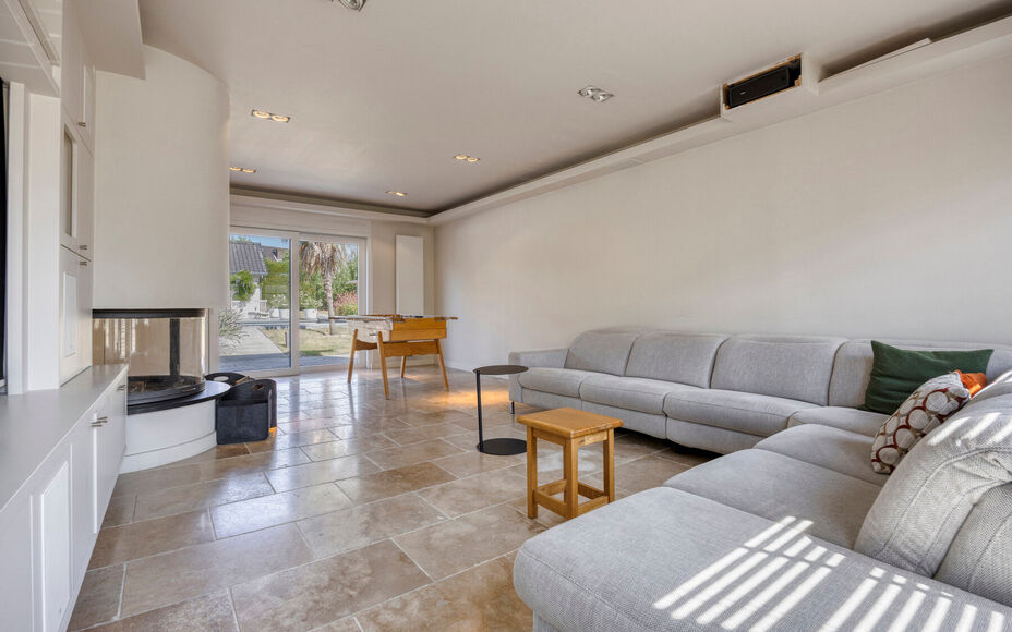 Leemans Immobiliën vous propose cette villa d'exception, aux finitions haut de gamme, idéalement située dans le quartier très prisé de Dilbeek. Ce bien exclusif allie calme et tranquillité résidentielle à une excellente accessibilité. Le centre d