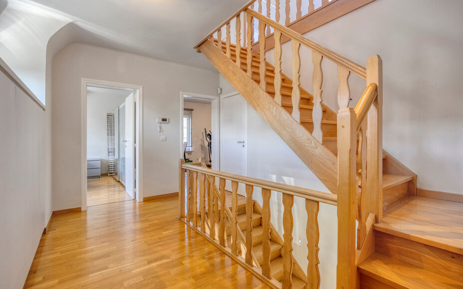 Leemans Immobiliën vous propose cette villa d'exception, aux finitions haut de gamme, idéalement située dans le quartier très prisé de Dilbeek. Ce bien exclusif allie calme et tranquillité résidentielle à une excellente accessibilité. Le centre d