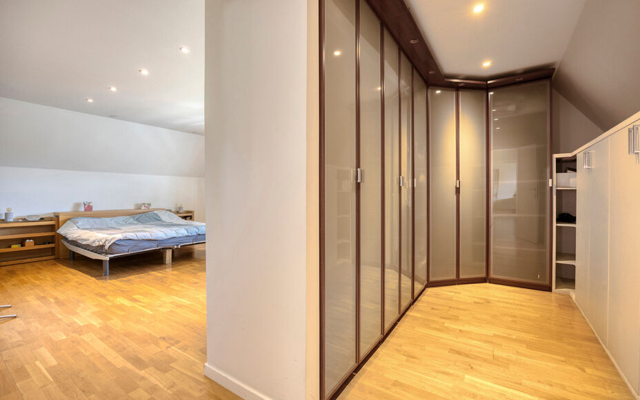 Leemans Immobiliën vous propose cette villa d'exception, aux finitions haut de gamme, idéalement située dans le quartier très prisé de Dilbeek. Ce bien exclusif allie calme et tranquillité résidentielle à une excellente accessibilité. Le centre d
