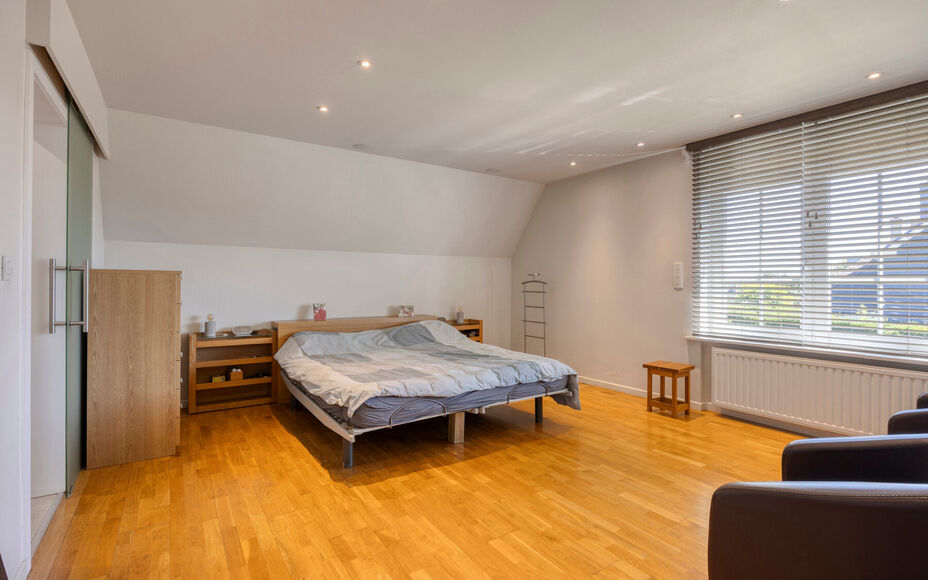 Leemans Immobiliën vous propose cette villa d'exception, aux finitions haut de gamme, idéalement située dans le quartier très prisé de Dilbeek. Ce bien exclusif allie calme et tranquillité résidentielle à une excellente accessibilité. Le centre d