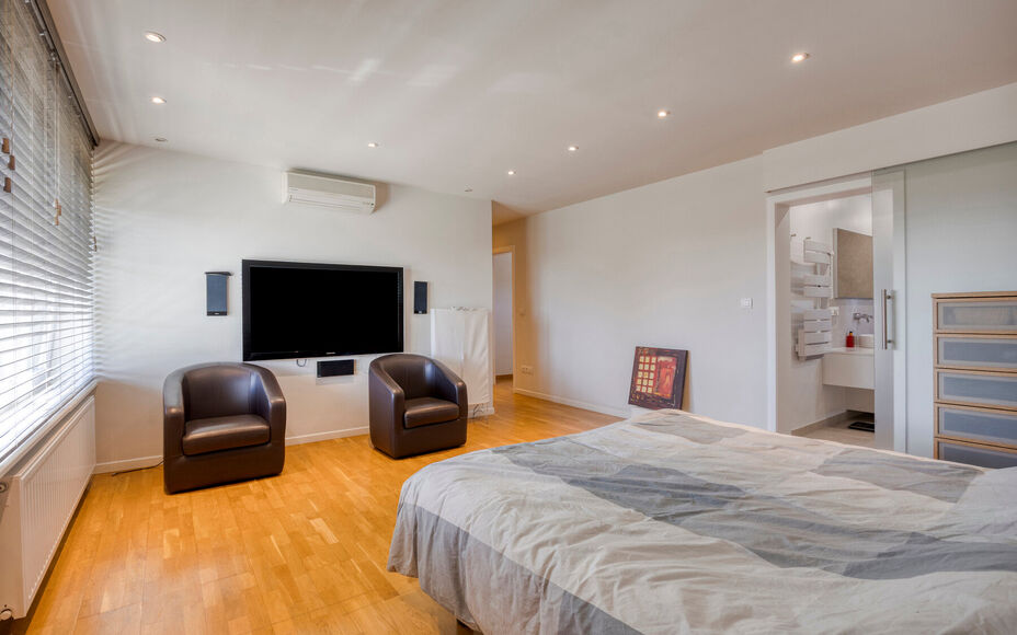 Leemans Immobiliën vous propose cette villa d'exception, aux finitions haut de gamme, idéalement située dans le quartier très prisé de Dilbeek. Ce bien exclusif allie calme et tranquillité résidentielle à une excellente accessibilité. Le centre d