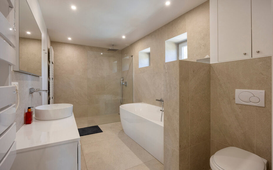 Leemans Immobiliën vous propose cette villa d'exception, aux finitions haut de gamme, idéalement située dans le quartier très prisé de Dilbeek. Ce bien exclusif allie calme et tranquillité résidentielle à une excellente accessibilité. Le centre d