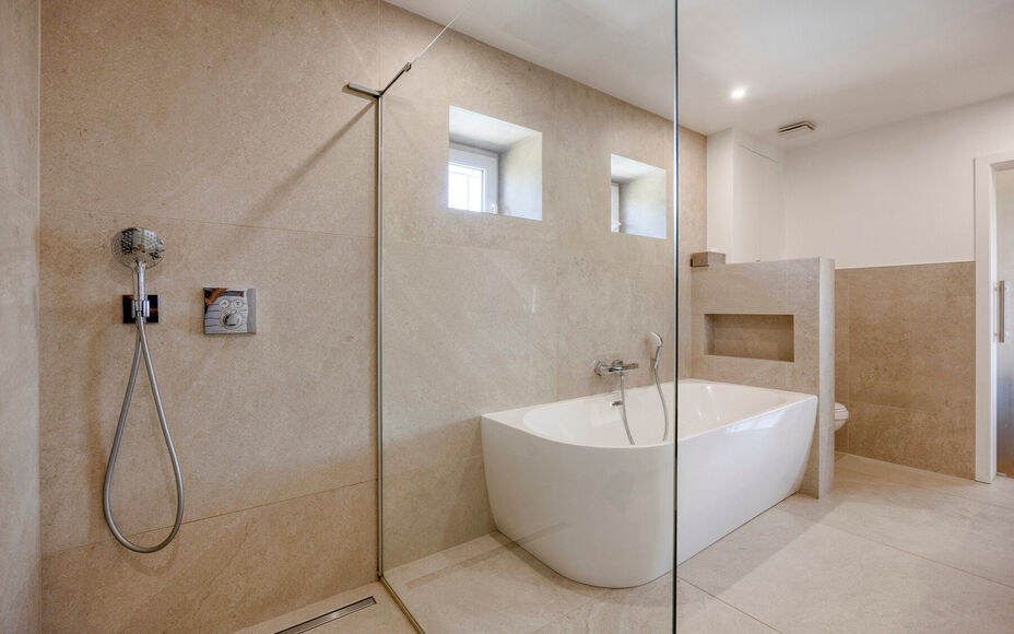 Leemans Immobiliën vous propose cette villa d'exception, aux finitions haut de gamme, idéalement située dans le quartier très prisé de Dilbeek. Ce bien exclusif allie calme et tranquillité résidentielle à une excellente accessibilité. Le centre d