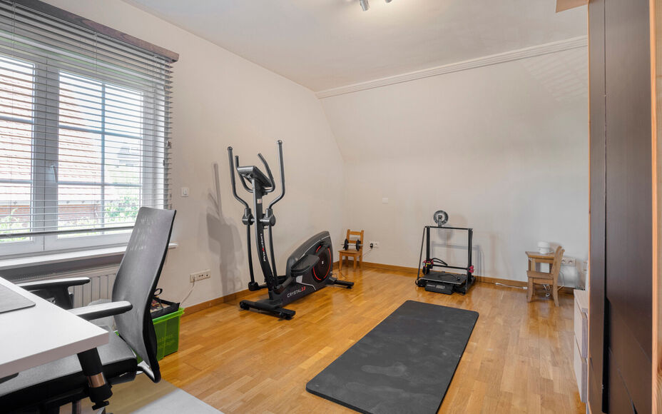 Leemans Immobiliën vous propose cette villa d'exception, aux finitions haut de gamme, idéalement située dans le quartier très prisé de Dilbeek. Ce bien exclusif allie calme et tranquillité résidentielle à une excellente accessibilité. Le centre d