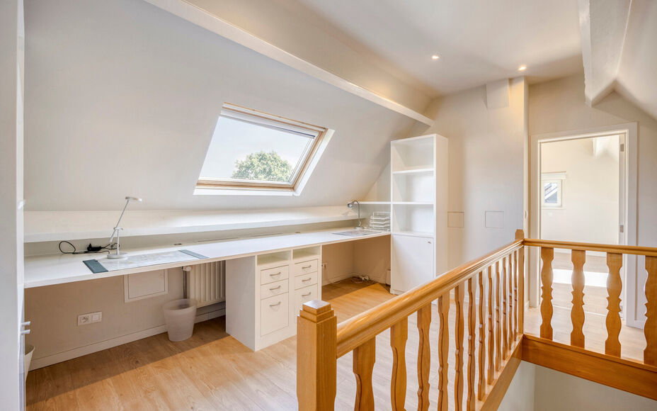 Leemans Immobiliën vous propose cette villa d'exception, aux finitions haut de gamme, idéalement située dans le quartier très prisé de Dilbeek. Ce bien exclusif allie calme et tranquillité résidentielle à une excellente accessibilité. Le centre d