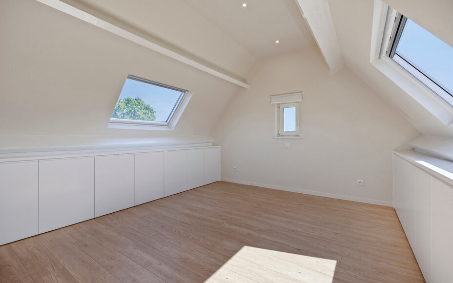 Leemans Immobiliën vous propose cette villa d'exception, aux finitions haut de gamme, idéalement située dans le quartier très prisé de Dilbeek. Ce bien exclusif allie calme et tranquillité résidentielle à une excellente accessibilité. Le centre d