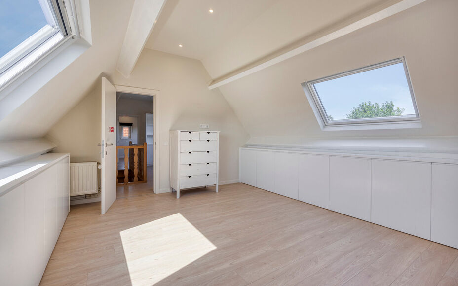 Leemans Immobiliën vous propose cette villa d'exception, aux finitions haut de gamme, idéalement située dans le quartier très prisé de Dilbeek. Ce bien exclusif allie calme et tranquillité résidentielle à une excellente accessibilité. Le centre d