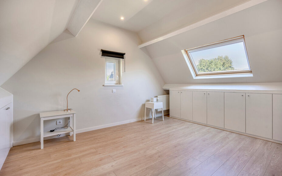 Leemans Immobiliën vous propose cette villa d'exception, aux finitions haut de gamme, idéalement située dans le quartier très prisé de Dilbeek. Ce bien exclusif allie calme et tranquillité résidentielle à une excellente accessibilité. Le centre d
