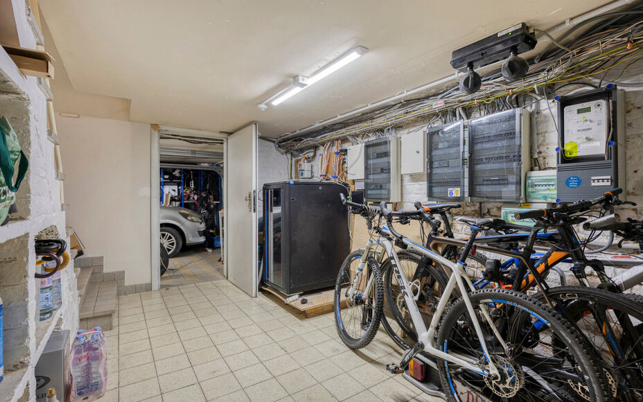Leemans Immobiliën vous propose cette villa d'exception, aux finitions haut de gamme, idéalement située dans le quartier très prisé de Dilbeek. Ce bien exclusif allie calme et tranquillité résidentielle à une excellente accessibilité. Le centre d