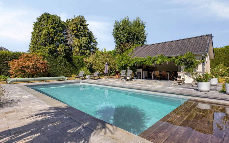 Leemans Immobiliën vous propose cette villa d'exception, aux finitions haut de gamme, idéalement située dans le quartier très prisé de Dilbeek. Ce bien exclusif allie calme et tranquillité résidentielle à une excellente accessibilité. Le centre d