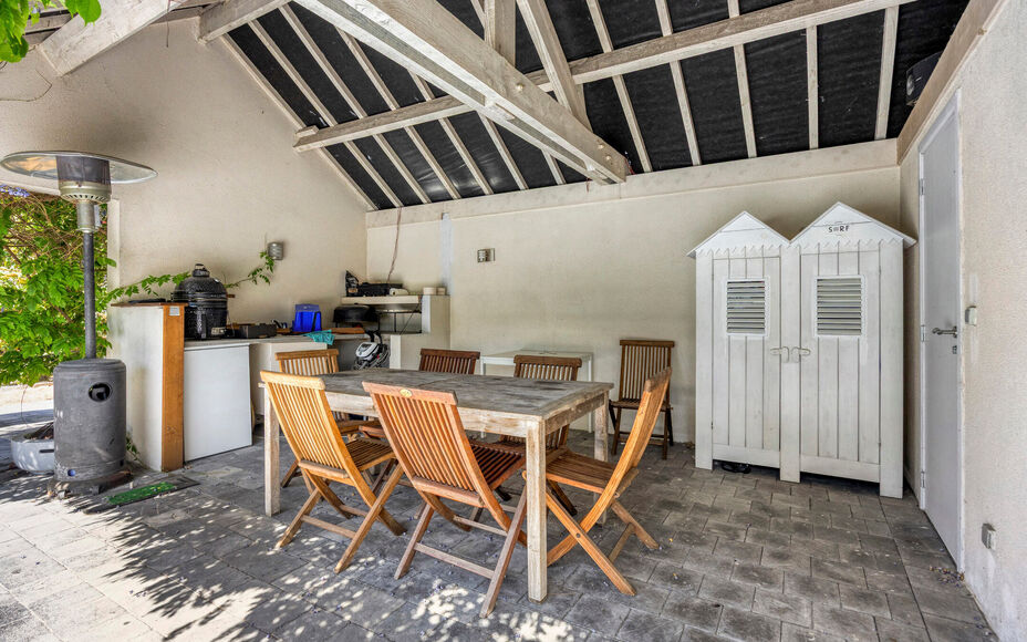 Leemans Immobiliën vous propose cette villa d'exception, aux finitions haut de gamme, idéalement située dans le quartier très prisé de Dilbeek. Ce bien exclusif allie calme et tranquillité résidentielle à une excellente accessibilité. Le centre d