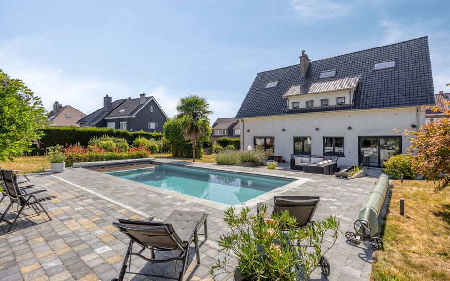 Leemans Immobiliën vous propose cette villa d'exception, aux finitions haut de gamme, idéalement située dans le quartier très prisé de Dilbeek. Ce bien exclusif allie calme et tranquillité résidentielle à une excellente accessibilité. Le centre d