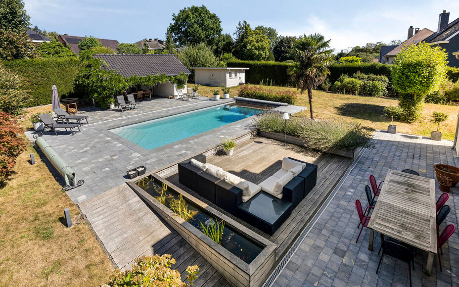 Leemans Immobiliën vous propose cette villa d'exception, aux finitions haut de gamme, idéalement située dans le quartier très prisé de Dilbeek. Ce bien exclusif allie calme et tranquillité résidentielle à une excellente accessibilité. Le centre d