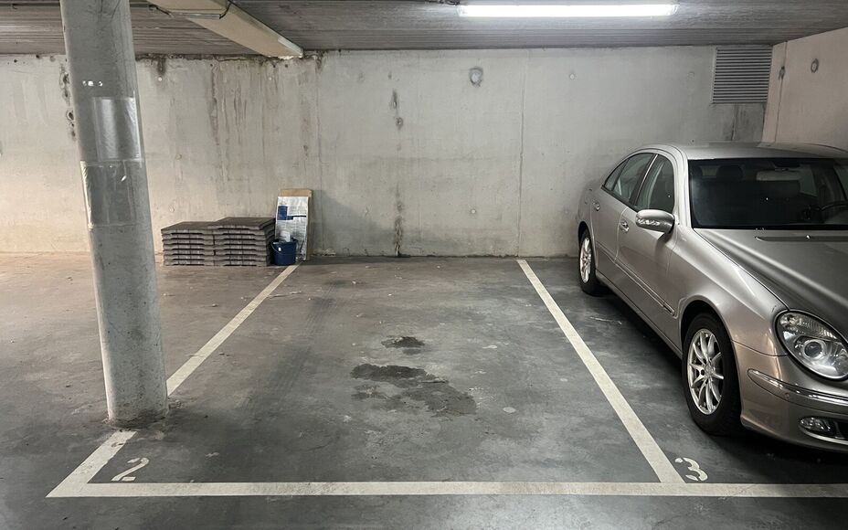 LEEMANS IMMOBILIËN stelt voor, een ondergrondse autostaanplaats te huur in Wolvertem (deelgemeente van Meise)! 

Staanplaats (nr. 2) bevindt zich in de residentie ‘Zita’ genaamd, gelegen te Moerhof 1, 1861 Wolvertem. Gelegen op wandelafstand van het 