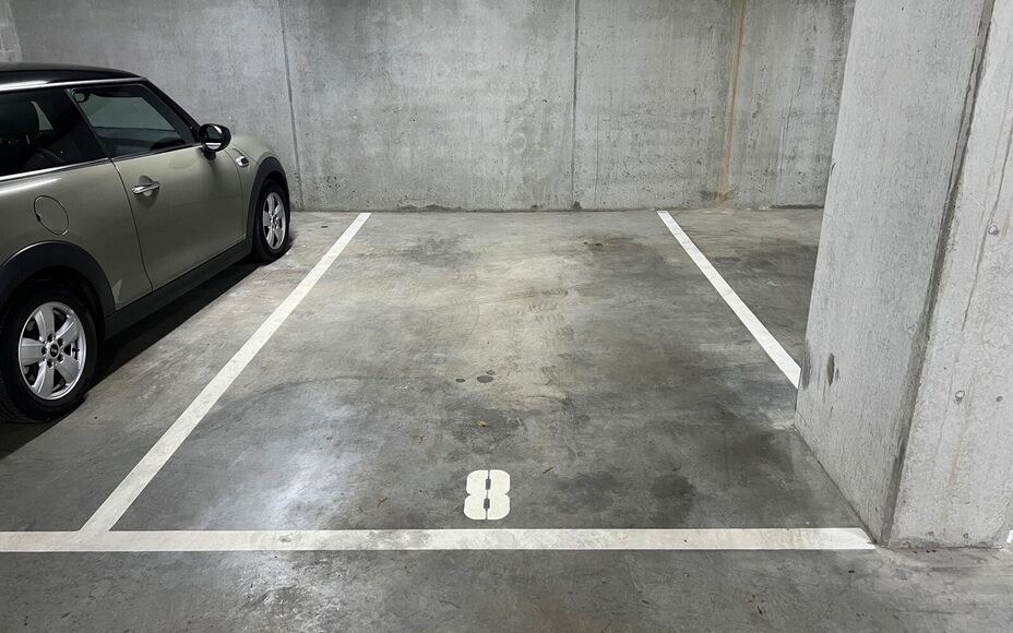 LEEMANS IMMOBILIËN stelt voor, een ondergrondse autostaanplaats te huur in het centrum van Wolvertem (deelgemeente van Meise)! 

Staanplaats (nr. 8) bevindt zich onder het recent nieuwbouwcomplex ‘Wolfart’ genaamd, gelegen aan het gemeenteplein. Bere