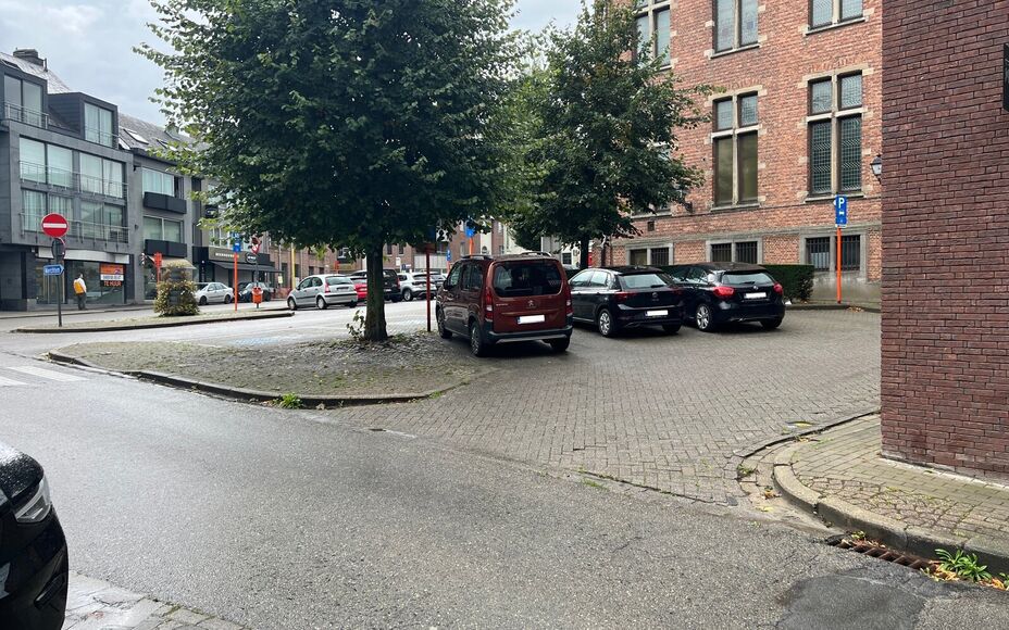 LEEMANS IMMOBILIËN stelt voor, een ondergrondse autostaanplaats te huur in het centrum van Wolvertem (deelgemeente van Meise)! 

Staanplaats (nr. 8) bevindt zich onder het recent nieuwbouwcomplex ‘Wolfart’ genaamd, gelegen aan het gemeenteplein. Bere
