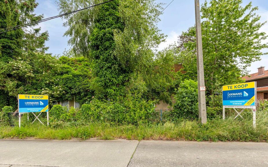 Bent U op zoek naar een rustig gelegen bouwgrond in de groene rand rond Brussel? Maar toch met de dichte nabijheid van alle faciliteiten?  

LEEMANS IMMOBILIËN biedt U deze ruime bouwgrond aan in Bekkerzeel, een deelgemeente van Asse, met een zeer gunsti