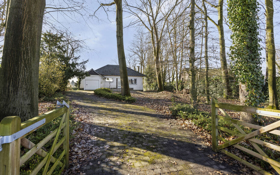 Leemans immobiliën biedt u deze bouwgrond aan op een toplocatie in Asse.Momenteel staat er nog een bungalow op die men kan behouden of afbreken indien men een totaal nieuwe constructie erop wilt bouwen ,aan u de keuze.Deze bouwgrond biedt de mogelijkheid