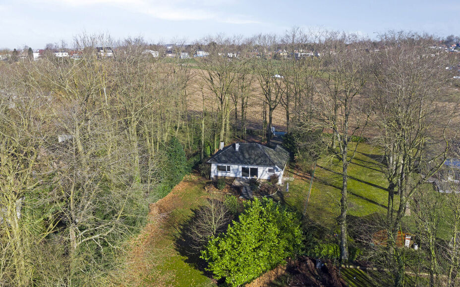 Leemans immobiliën biedt u deze bouwgrond aan op een toplocatie in Asse.Momenteel staat er nog een bungalow op die men kan behouden of afbreken indien men een totaal nieuwe constructie erop wilt bouwen ,aan u de keuze.Deze bouwgrond biedt de mogelijkheid
