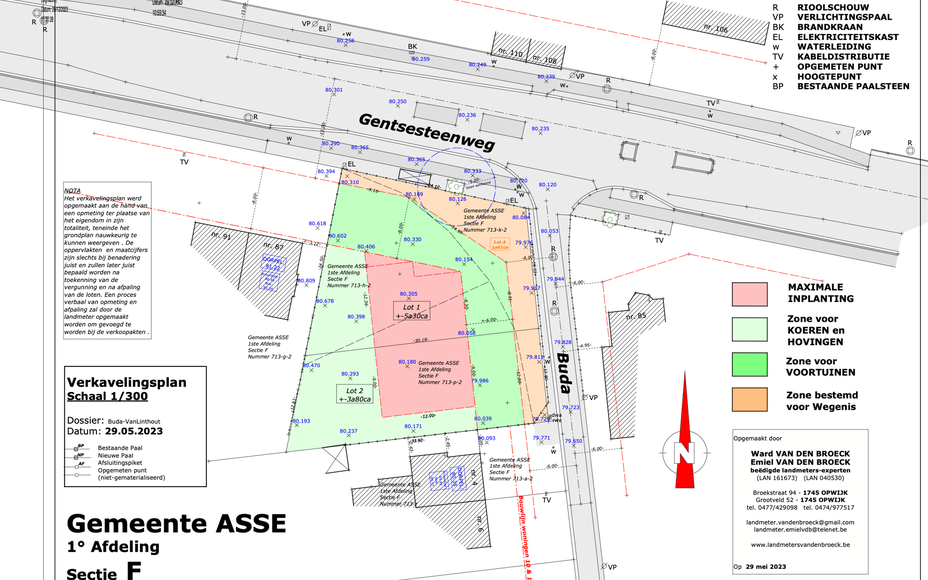 Halfopen bouwgrond te koop in Asse – centrale ligging!
Leemans Immobiliën biedt u  deze bouwgrond aan van 5a 30ca (Lot 1), ideale ligging in een centraal gelegen buurt van Asse. Deze grond is geschikt voor het oprichten van een halfopen bebouwing en co