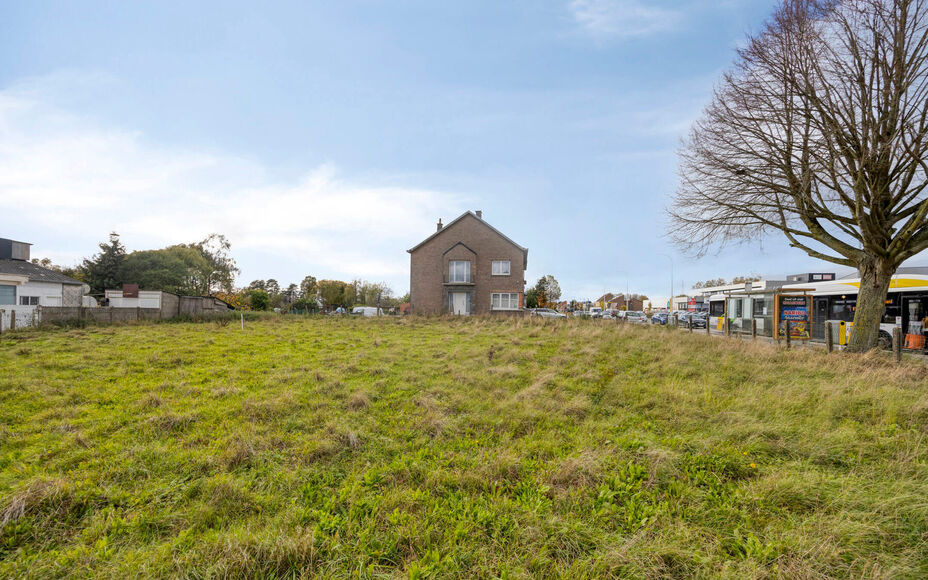 Halfopen bouwgrond te koop in Asse – centrale ligging!
Leemans Immobiliën biedt u  deze bouwgrond aan van 5a 30ca (Lot 1), ideale ligging in een centraal gelegen buurt van Asse. Deze grond is geschikt voor het oprichten van een halfopen bebouwing en co